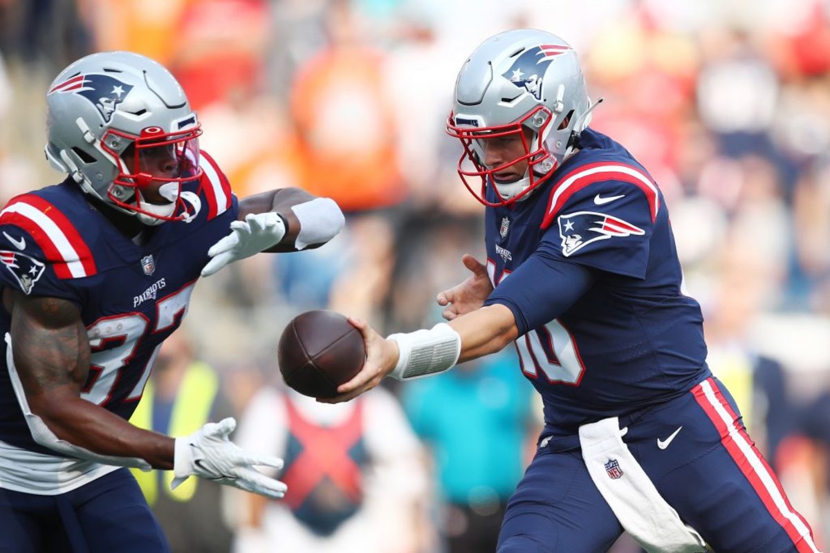 Patriots RB Damien Harris (37) takes the handoff from QB Mac Jones (10)